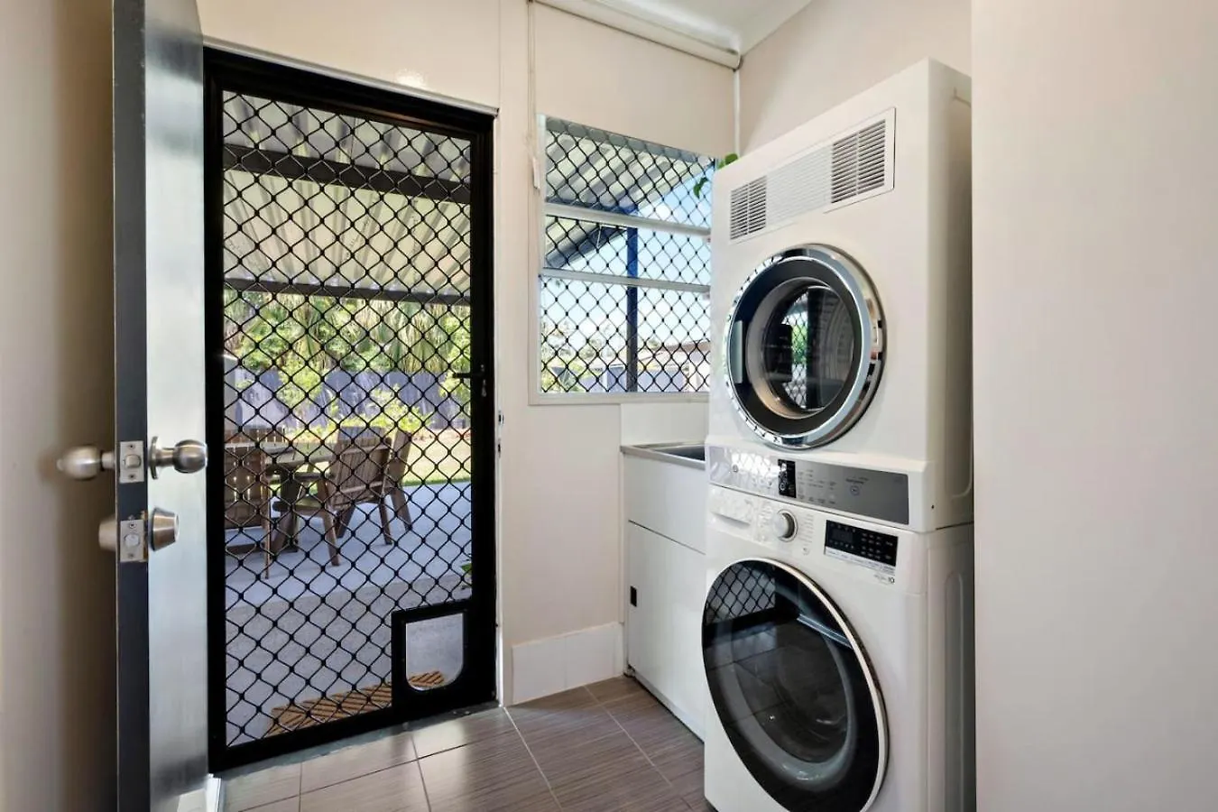 Bay Breeze - Sleeps 4 - Walk To Bay Villa Deception Bay Australia