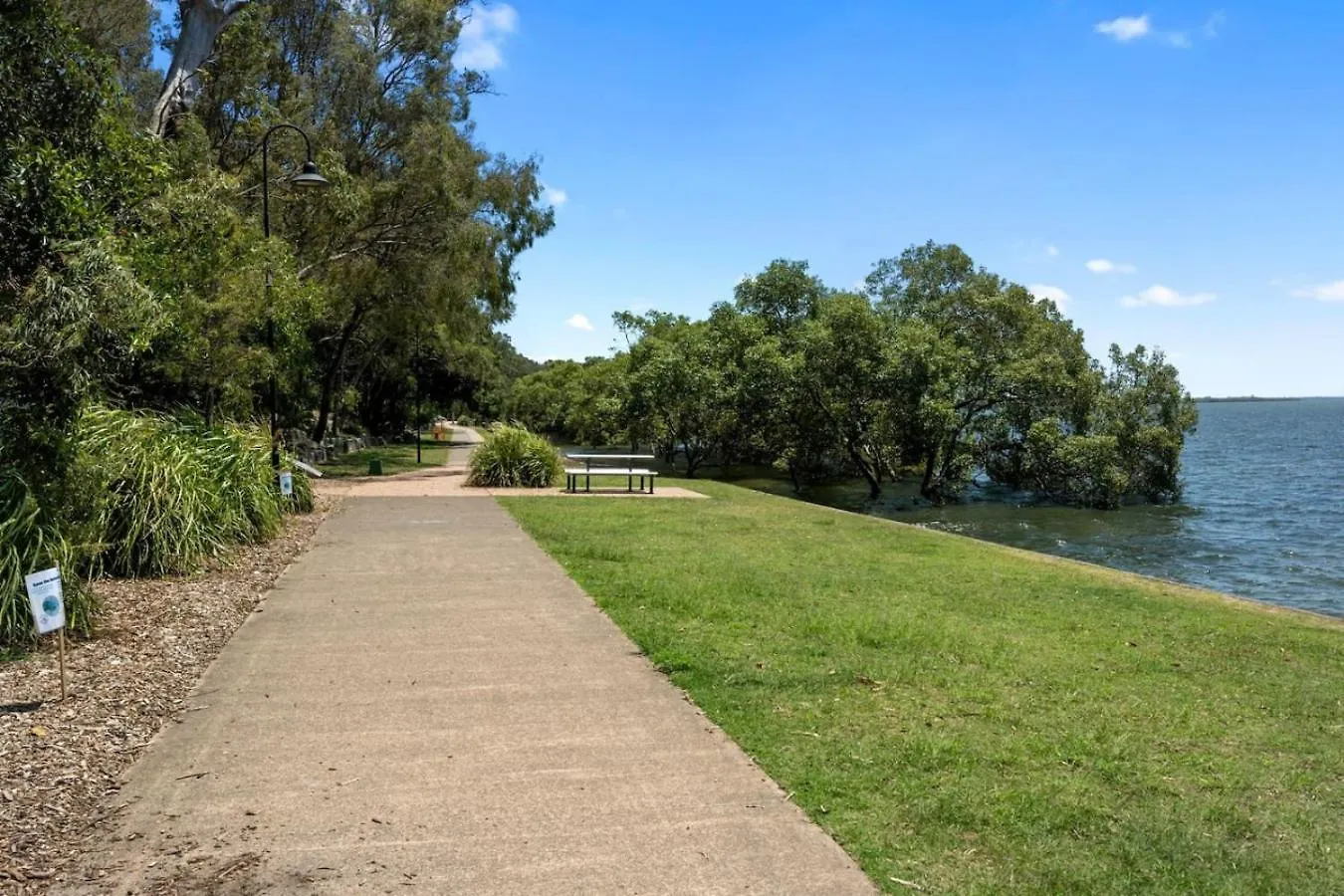 Bay Breeze - Sleeps 4 - Walk To Bay Villa Deception Bay 0*,  Australia
