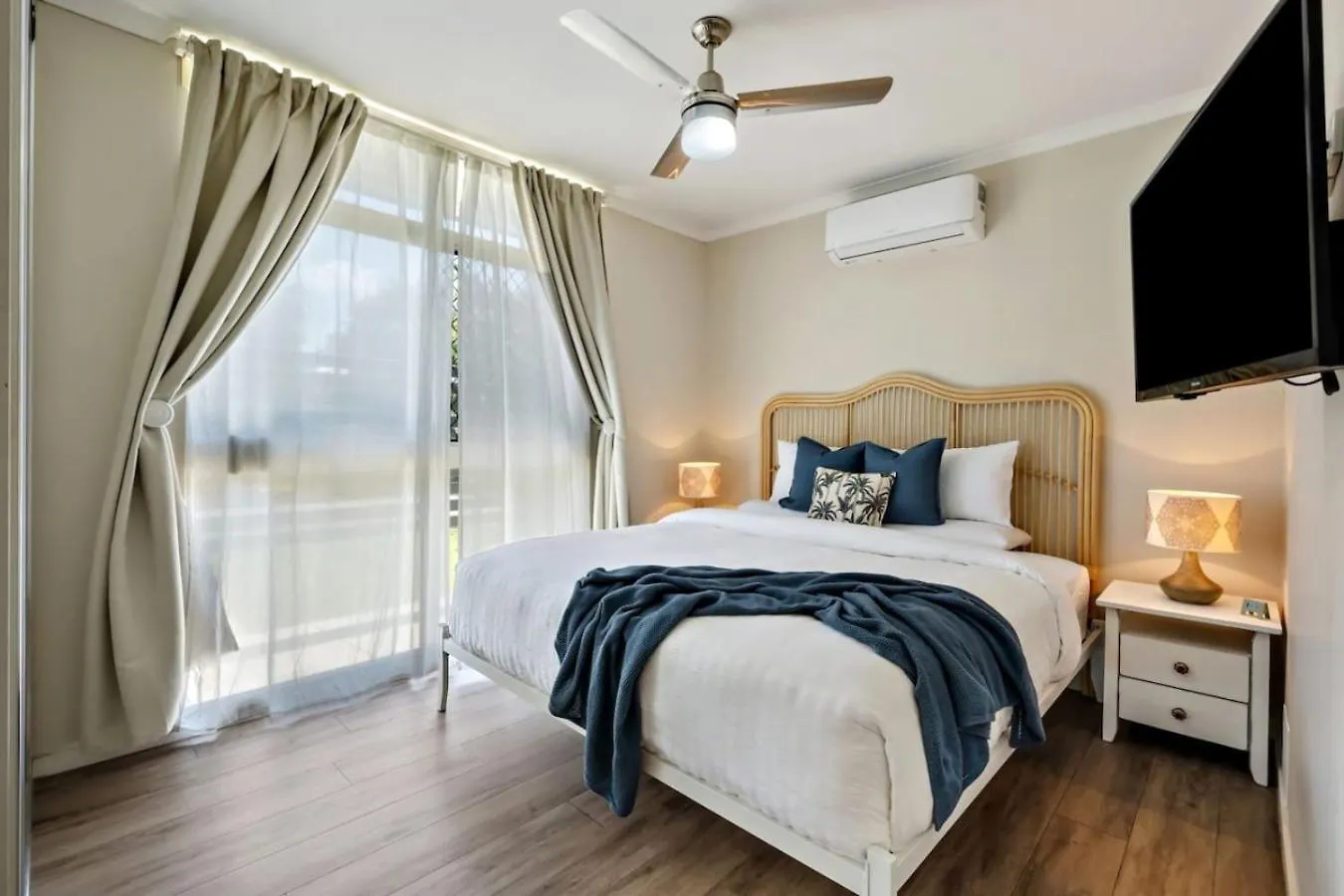 Bay Breeze - Sleeps 4 - Walk To Bay Villa Deception Bay